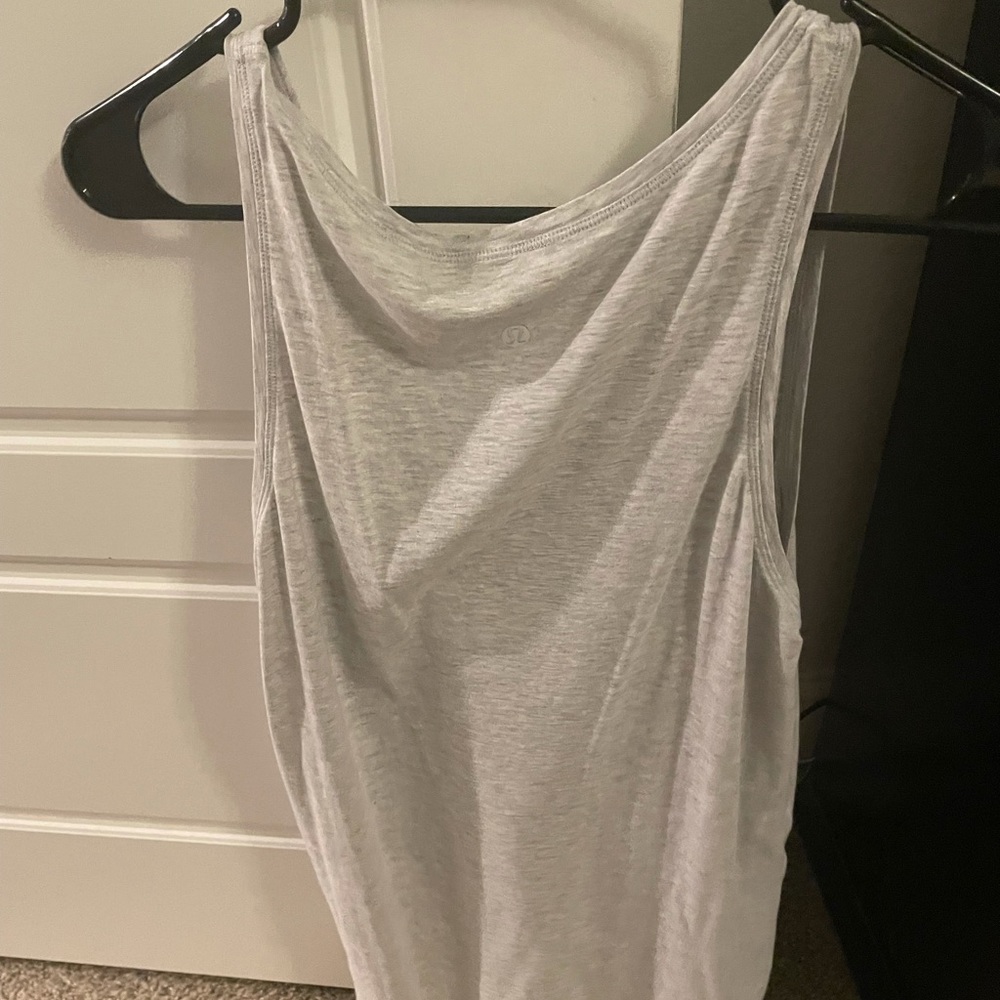 Lululemon women’s adorable top!